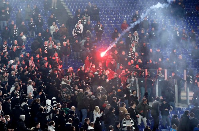 Europa League -Roma-fans kastede røgbomber mod Frankfurt: Hører ikke hjemme