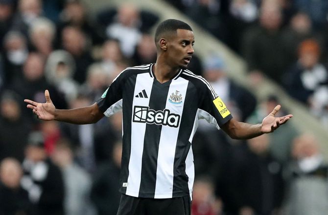 Premier League -Howe usikker på Isak-retur: Det er mærkeligt