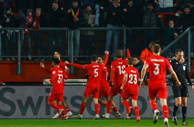 Æresdivisionen -FC Twente forlænger med cheftræneren