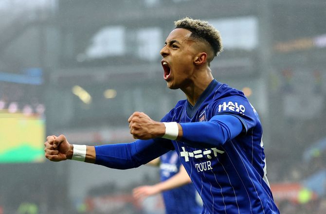 Premier League -Forest ikke færdige: Meldes tæt på Omari Hutchinson