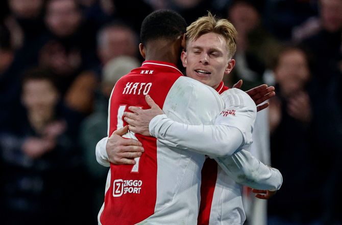 Æresdivisionen -Giftig nordmand scorede frækt mål i Ajax-storsejr
