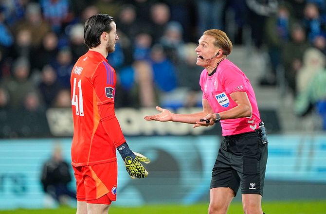 3F Superliga -Mikkel Redder dømmer guldbrag i Parken