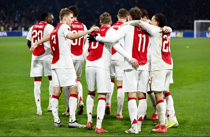 Æresdivisionen -Ajax skriver kontrakt med ung defensivspiller