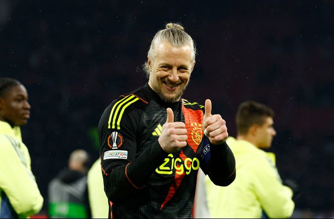 Æresdivisionen -Medier: Ajax forlænger med veteran