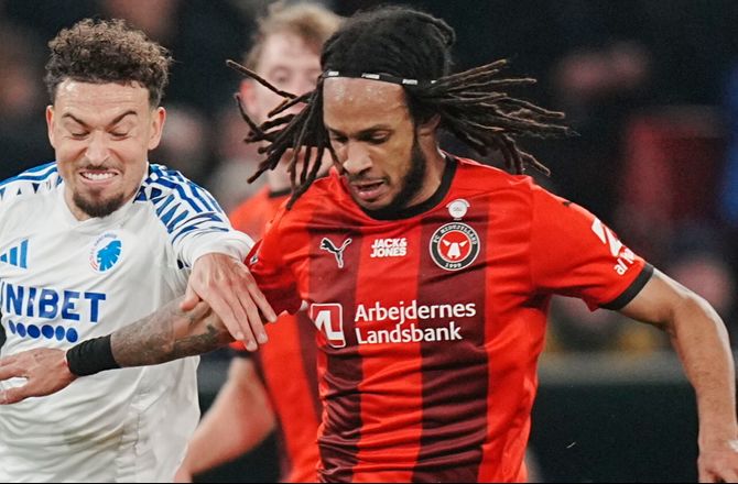 3F Superliga -Mbabu har talt med flere FCK'ere: Det er bedst i FCM