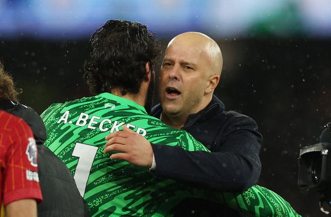 Premier League -Slot giver status på skadet Alisson: Svært at sige