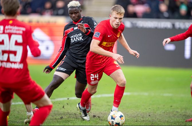 3F Superliga -Uforudsigelig plæne i Herning: Svær at spille på