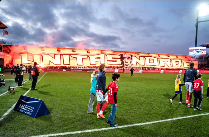 3F Superliga -Dyrt pyroshow: AaB får bøde og betinget tilskuerstraf