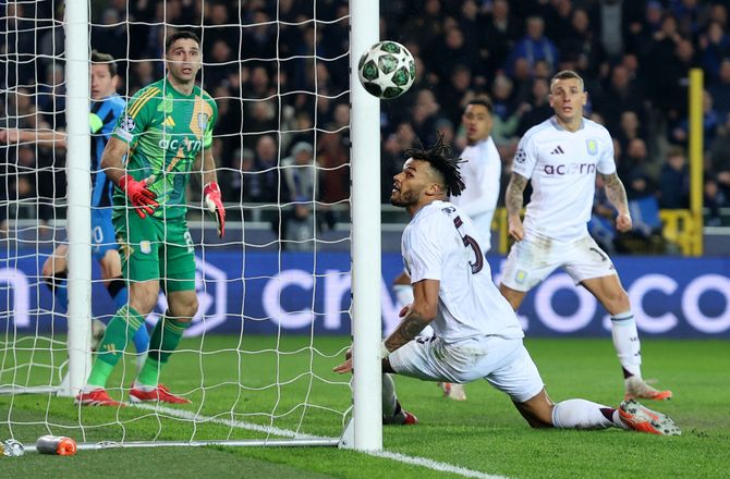 Champions League -Se her: Minimal Mings-berøring giver spektakulær redning