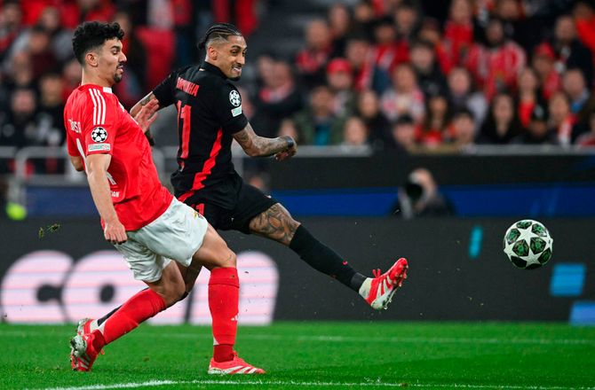 Champions League -Araujo ser frem til Raphinha-duel: Vant til hovedpine