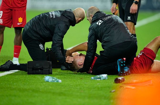 3F Superliga -Høgsberg røg i græsset efter slutfløjt: Ser ud til at være okay