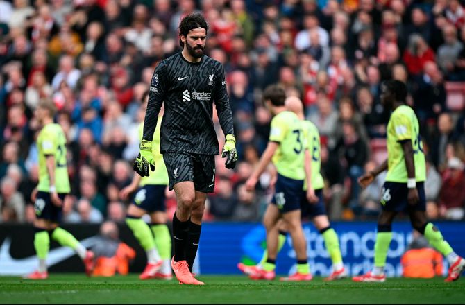 Premier League -Alisson affejer skadesrygter: Klar i slutningen af måneden