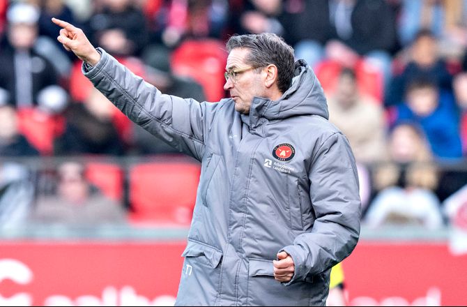 3F Superliga -FCM-træner ser intet problem i manglende Superliga-bomber
