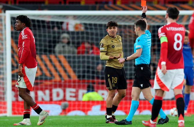 Europa League -Dorgu flyvende: Se danskeren trække rødt kort