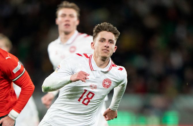 Bundesliga -Lindstrøm spottet i lufthavnen før Schalke-skifte