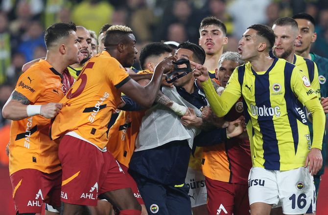Pokal -Osimhen blev helten i højspændt kort-orgie