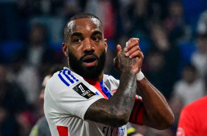 Ligue 1 -Bekræftet: Lacazette forlader Lyon
