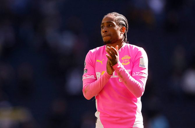 Premier League -Walker-Peters forlader Southampton kvit og frit