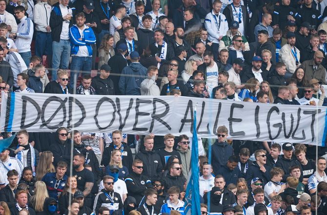 3F Superliga -Banner i Parken: 'Død over alle i gult'