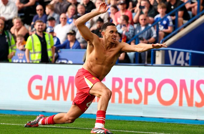 Premier League -Alexander-Arnold klapper i: Snakker ikke om min situation