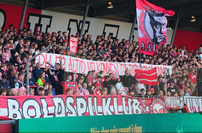 3F Superliga -Kramer viste Menno AaB-banner: Lover at komme tilbage