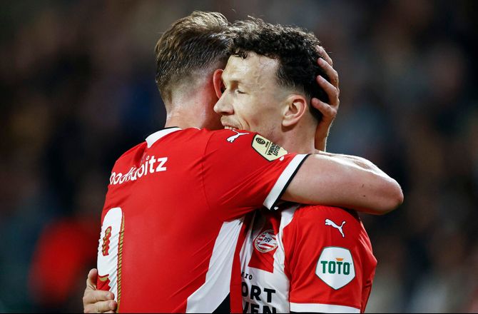Æresdivisionen -Perisic-hattrick holdt PSV i live