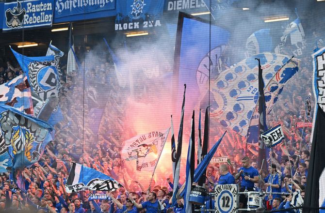 2. Bundesliga -Se her: Vild baneinvasion i Hamborg