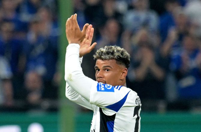 Bundesliga -HSV undrer og glæder sig over angribers fejlslagne lægetjek