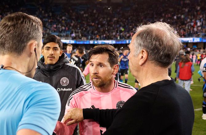 Major League Soccer -Bizar situation: Rival redder rasende Messi fra rødt