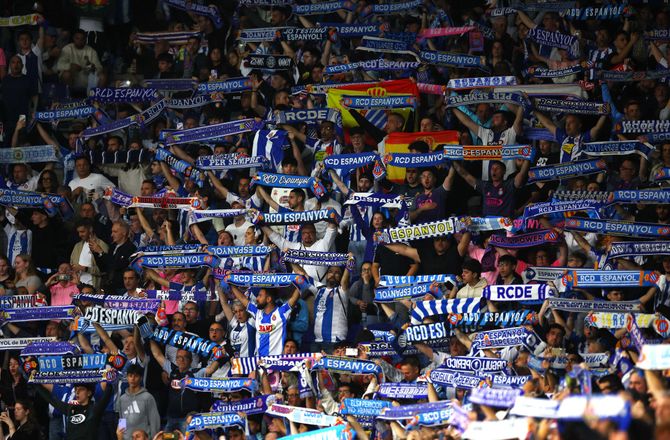 La Liga -Bil kører ind i fans i Barcelona