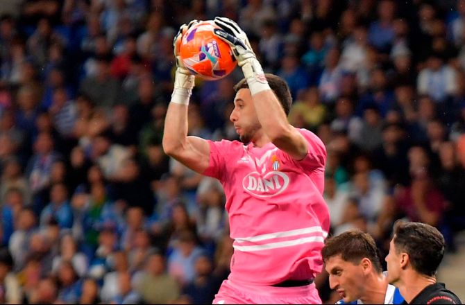 La Liga -Barca-emnet Joan Garcia køber sig fri af Espanyol