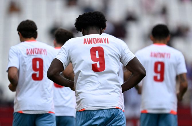 Premier League -Forest hopper i hyldest-trøje til Awoniyi 