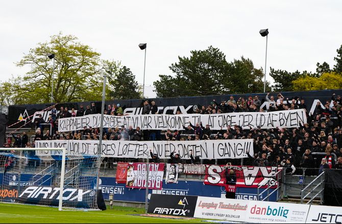 3F Superliga -AaB straffes for pyro efter banner-demonstration