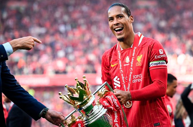 Premier League -Van Dijk løftede trofæet: Derfor jeg valgte klubben