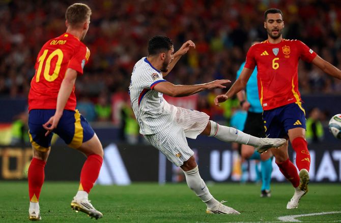 VM kval. UEFA -Mbappé skamroser Cherki: Et spektakulært talent