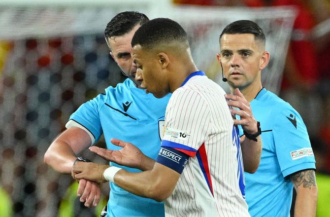 UEFA Nations League A -Mbappé tog fat i dommerens ur: Et problem