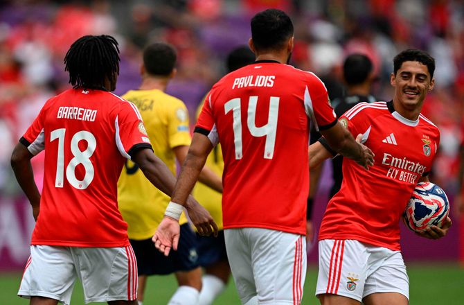 VM for klubhold -Benfica ordnede Auckland efter to timers tordenpause
