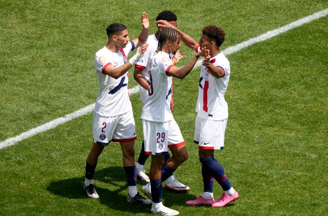 VM for klubhold -Spøjs scoring grundlagde PSG-avancement