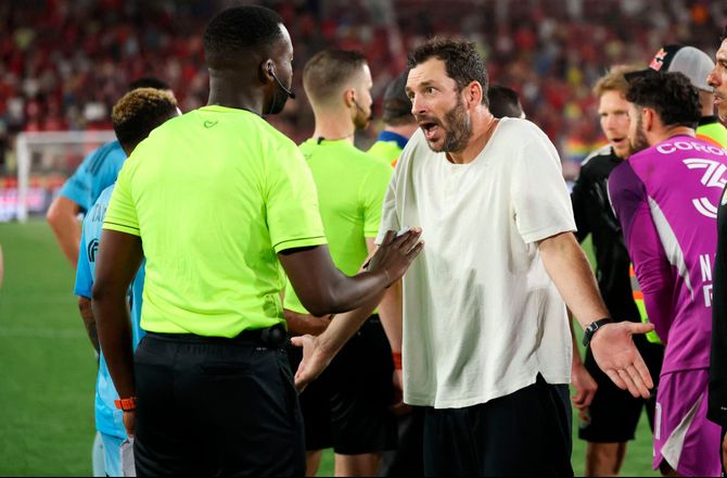 Major League Soccer -New York-træner stormer banen og ser rødt