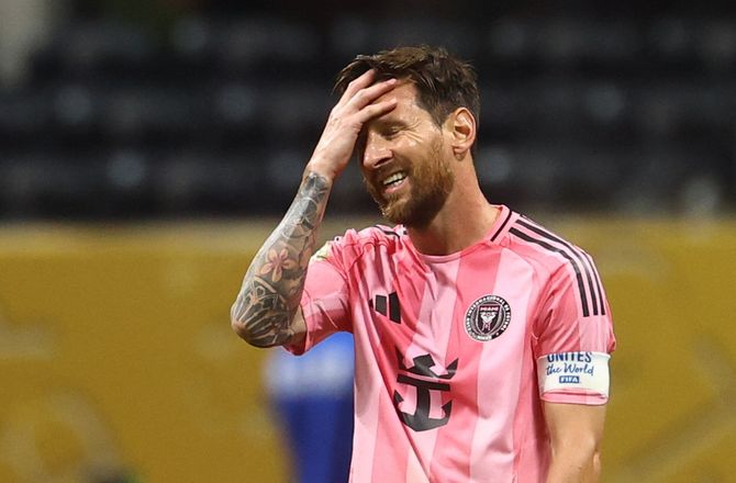 VM for klubhold -Zlatan forsvarer Messi: Han spiller med statuer