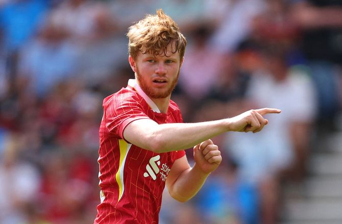 International -Liverpool forlænger med og udlejer midtbanespiller