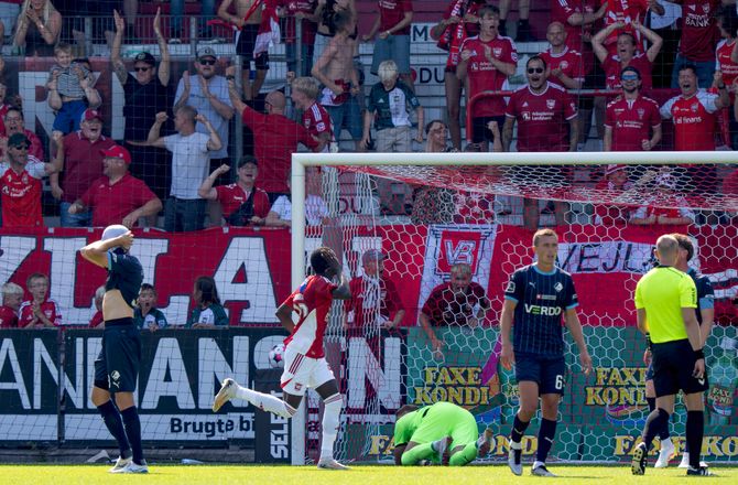 3F Superliga -Vejles redningsmand kan ikke engelsk: Gav tale på fire-fem ord