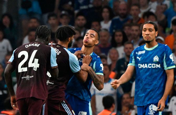 Marseille -Dramatik: Mason Greenwood spyttede og skubbede Villa-spillere