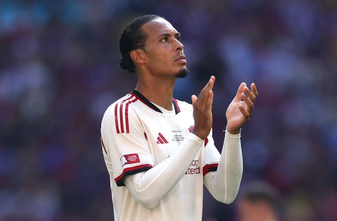 Community Shield -Jota-hyldest afbrudt: Van Dijk skuffet over Crystal Palace-fans