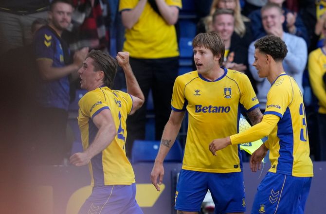 3F Superliga -Birk skifter fire mand: Bænker Wass og Vallys