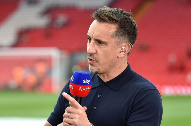 League 2 -Salford-kamp afbrudt af baneløbere: Gary Neville er en forræder!