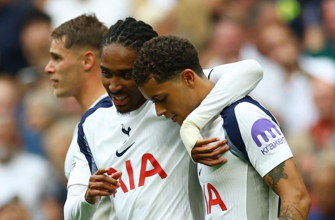 Premier League -Tottenham forlænger med Djed Spence
