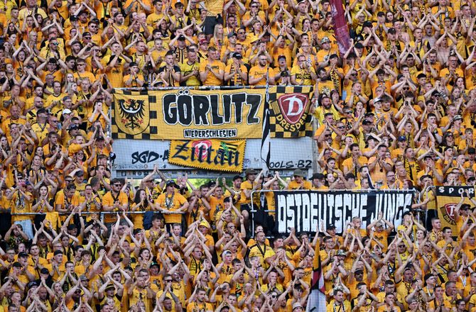 Tyskland 2. Bundesliga -Skandaløse scener i Tyskland: Hooligans invaderer banen