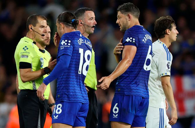 Premier League -VAR forklarer: Tarkowski lænede sig ind i bolden