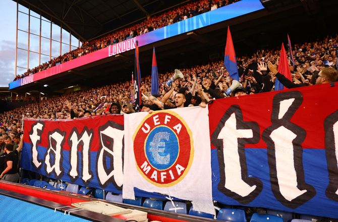 Conference League -Crystal Palace straffes for 'UEFA Mafia'-banner